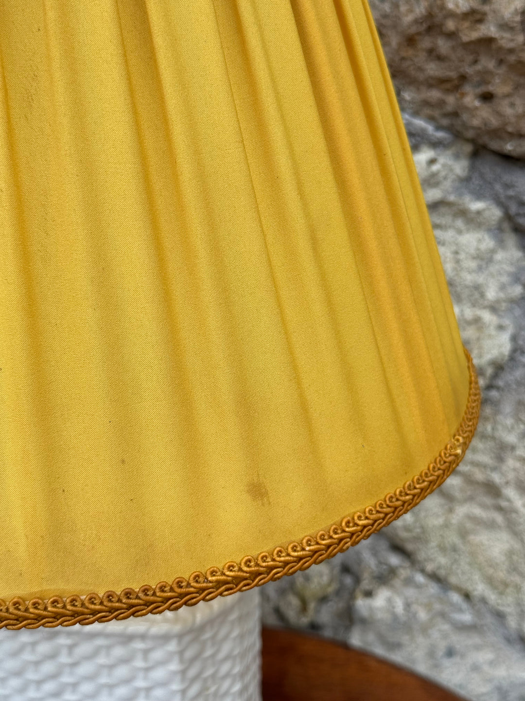 Lampada da tavolo vintage in ceramica bianca effetto intrecciato con paralume plissettato