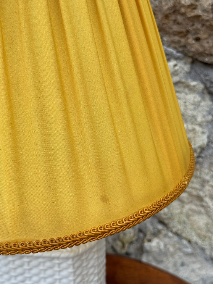 Lampada da tavolo vintage in ceramica bianca effetto intrecciato con paralume plissettato