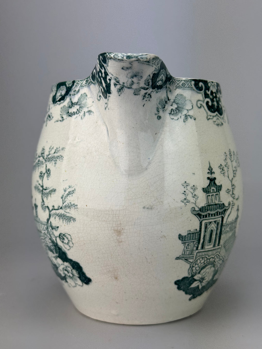 Brocca in ceramica con decoro orientale verde