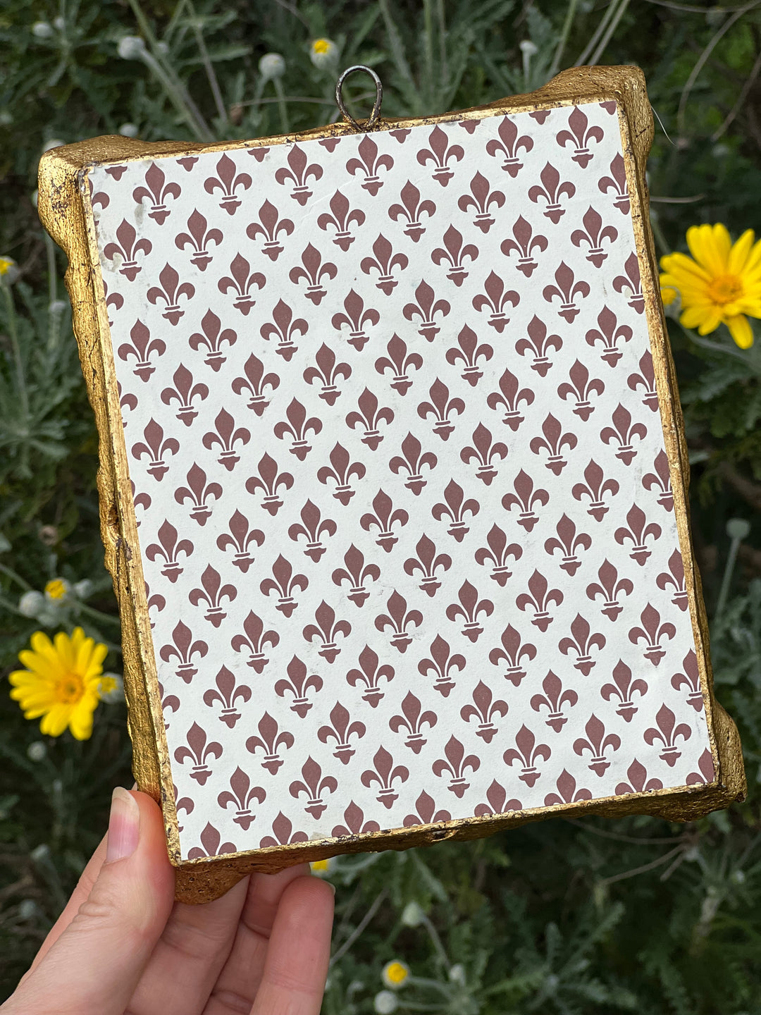 Specchietto dorato motivo a rilievo misure 17x19 cm