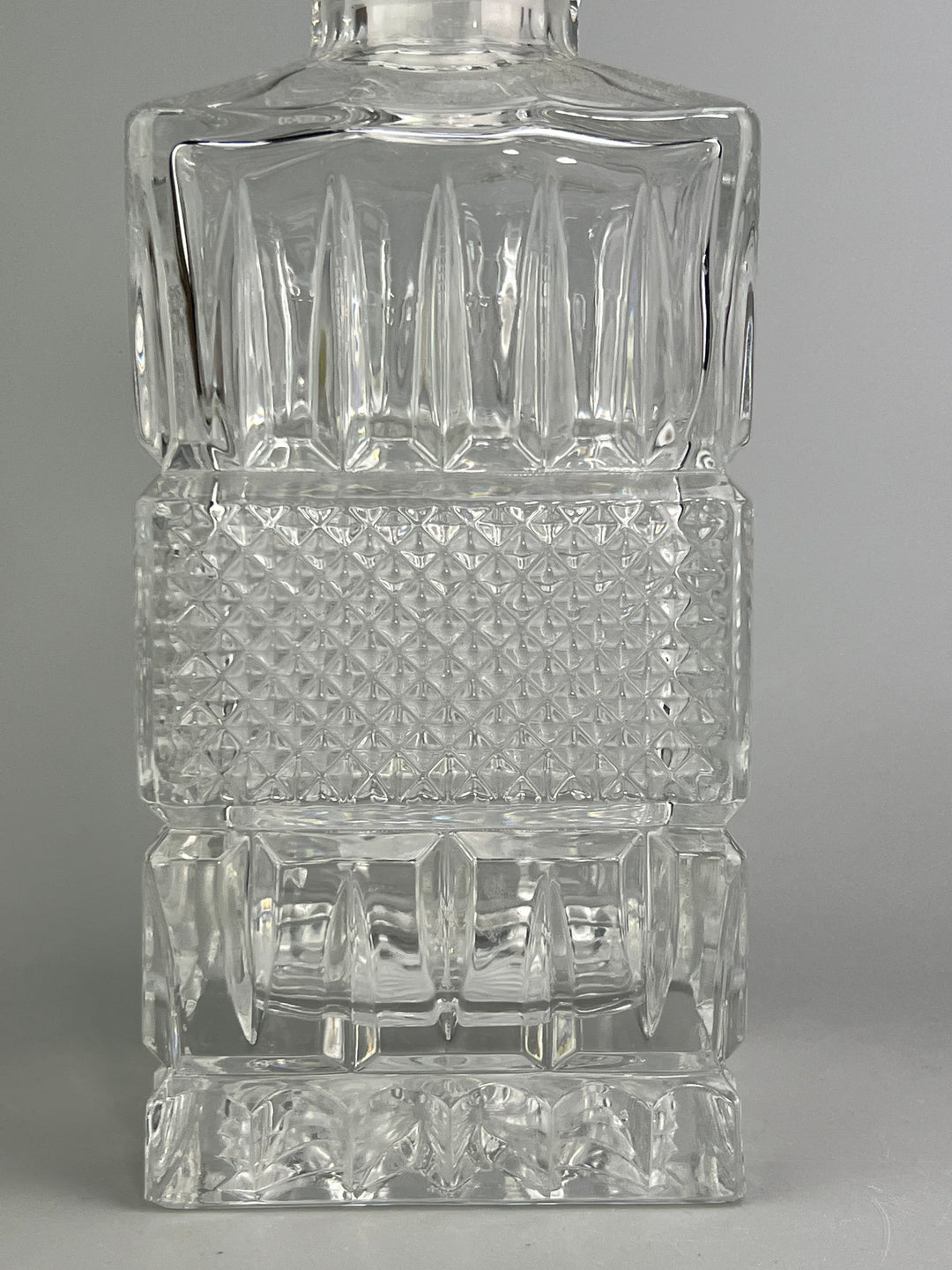 Bottiglia in cristallo molato con tappo design geometrico