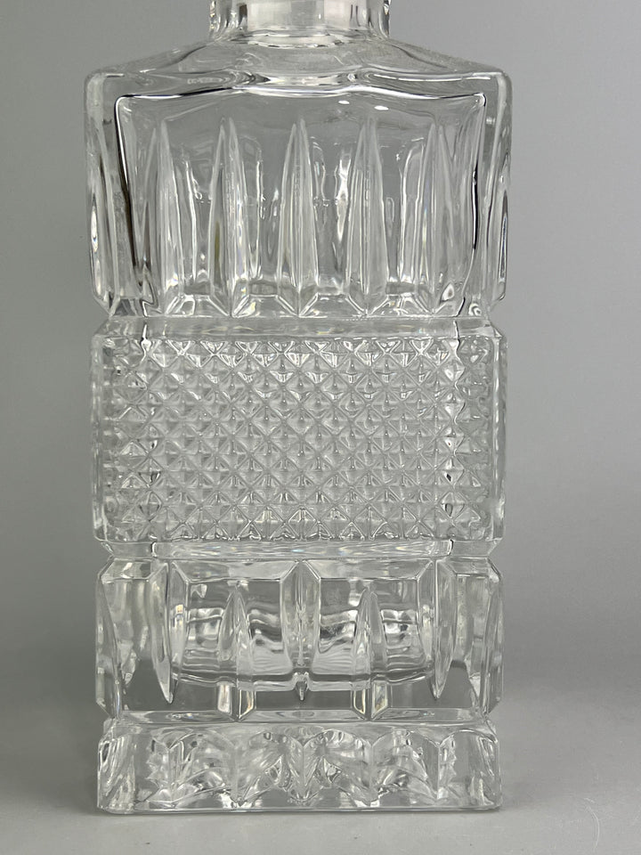 Bottiglia in cristallo molato con tappo design geometrico