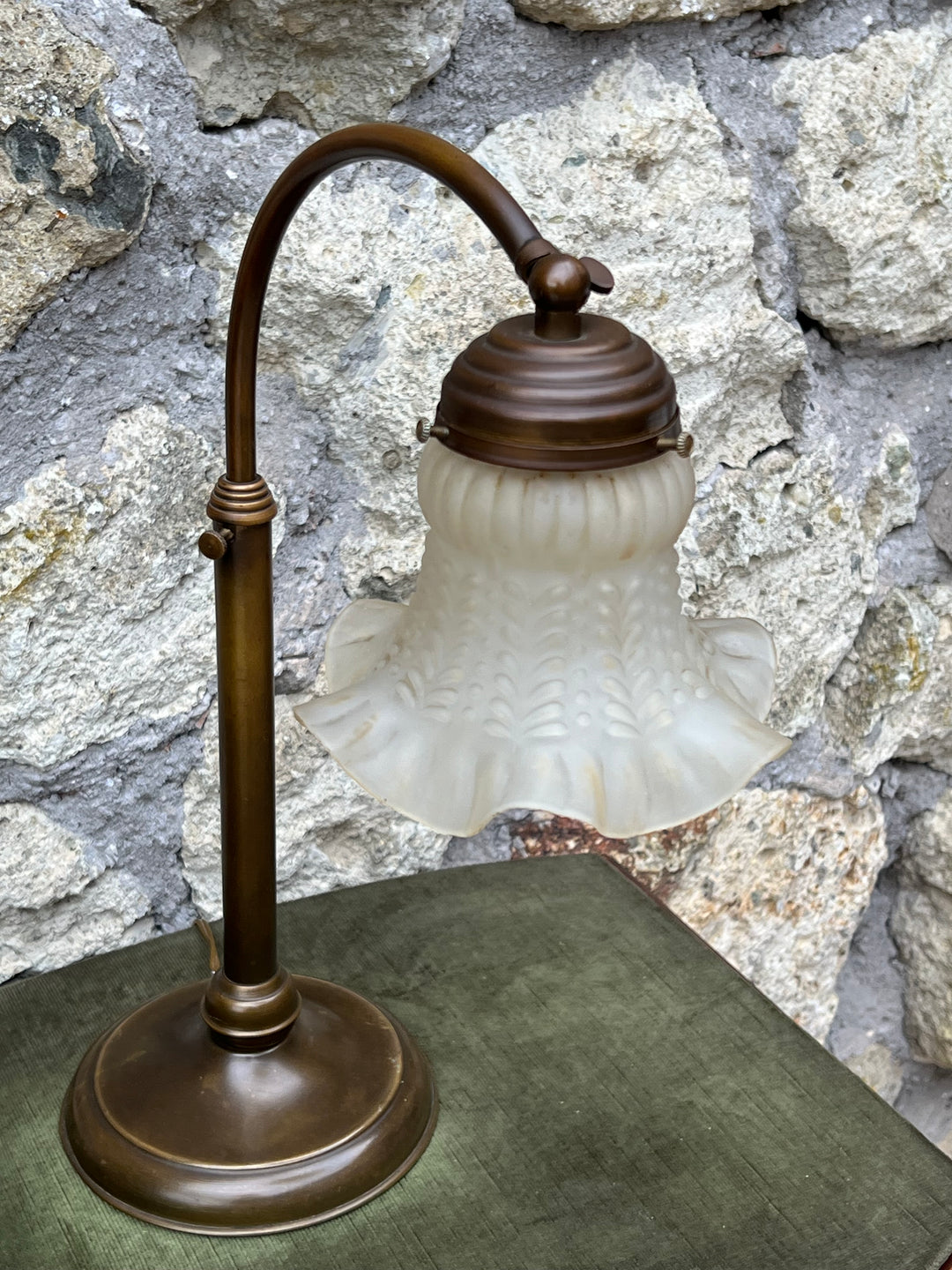 Lampada da Tavolo Regolabile in Ottone – Paralume in Vetro Satinato, Vintage