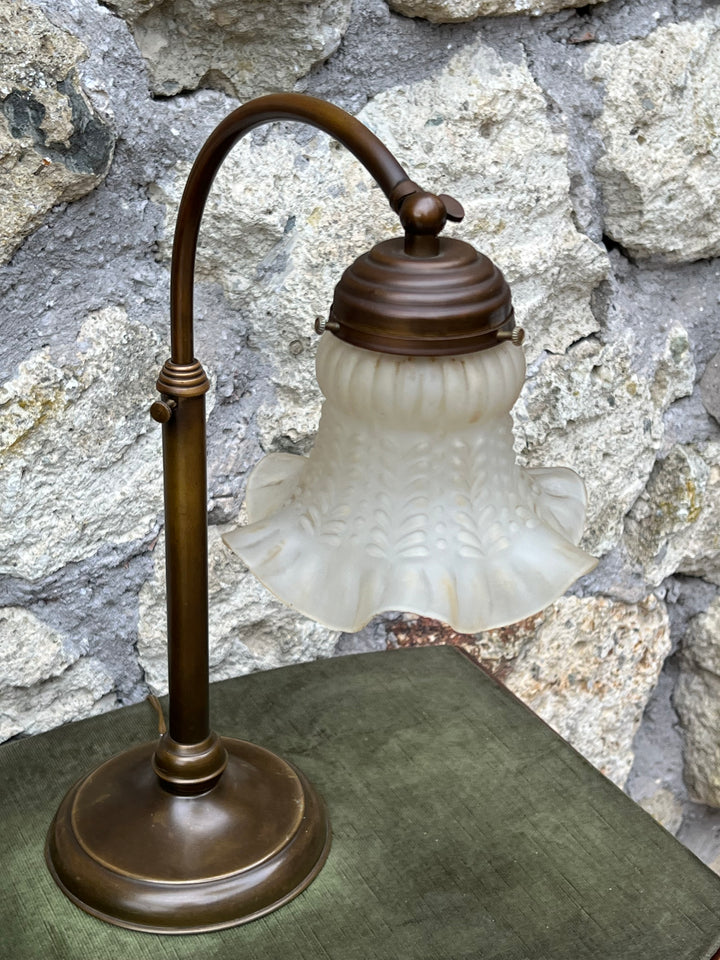 Lampada da Tavolo Regolabile in Ottone – Paralume in Vetro Satinato, Vintage
