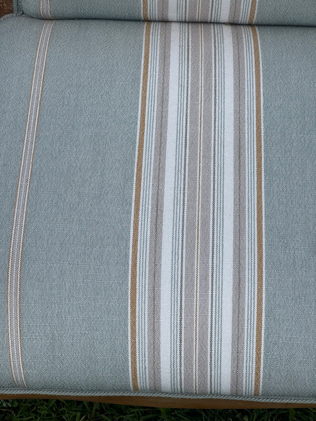 Coppia di poltrone francesi in legno chiaro con rivestimento a righe azzurro e beige