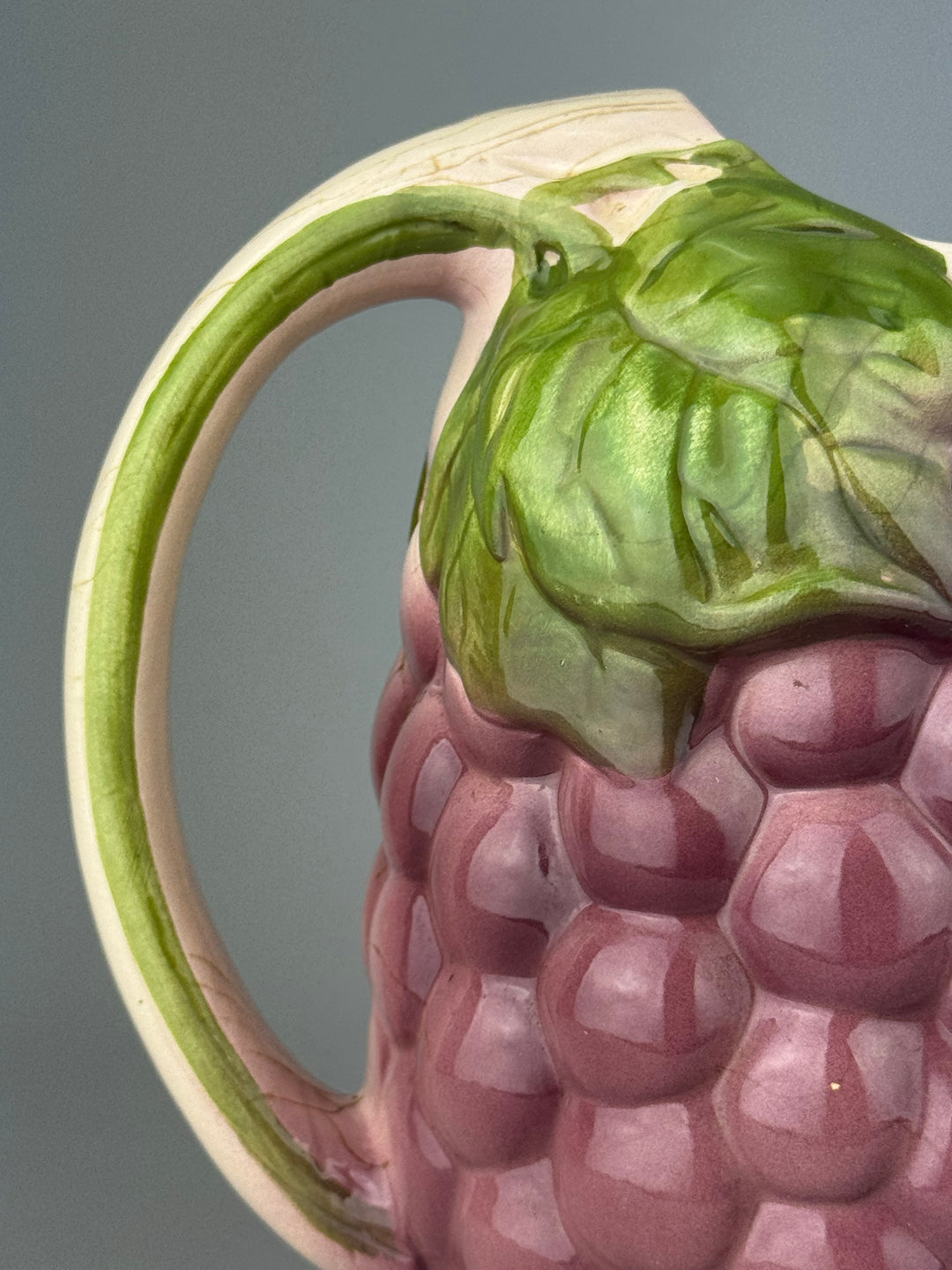 Brocca vintage in ceramica a forma di grappolo d’uva rosa e verde