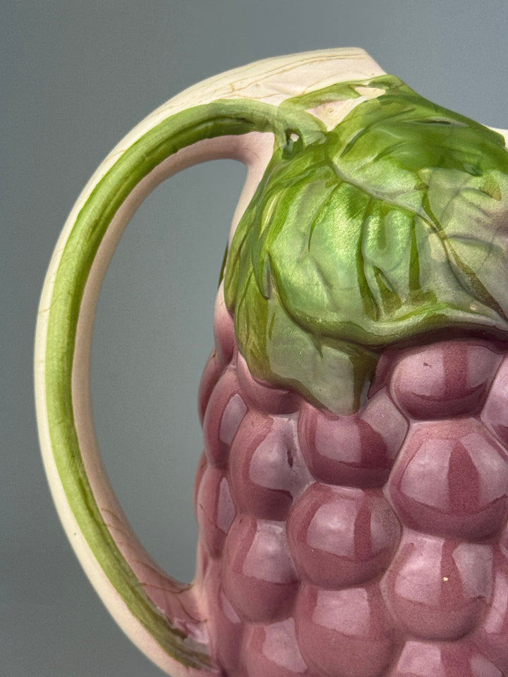 Brocca vintage in ceramica a forma di grappolo d’uva rosa e verde