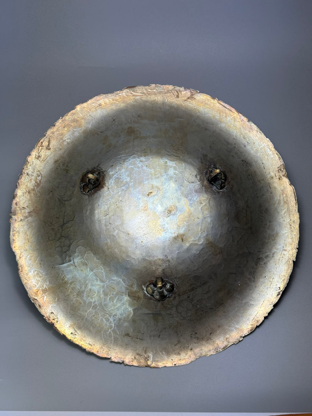 Centrotavola in metallo dorato con decoro floreale inciso vintage
