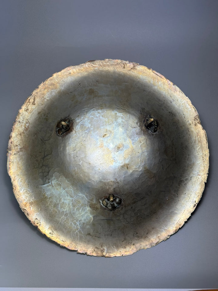 Centrotavola in metallo dorato con decoro floreale inciso vintage