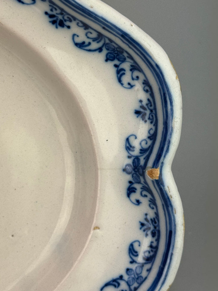 Vassoio vintage in ceramica bianca con decoro floreale blu