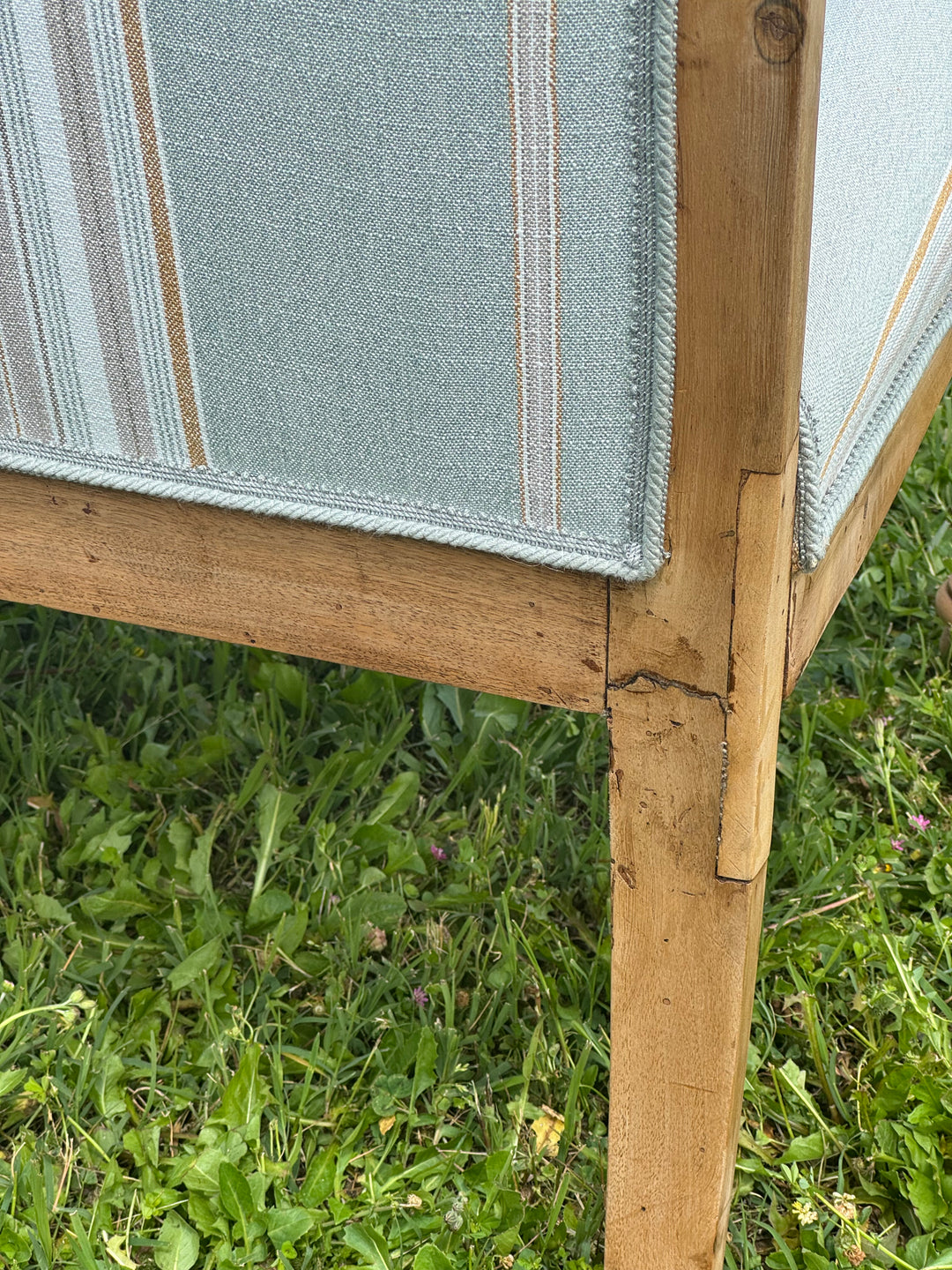 Coppia di poltrone francesi in legno chiaro con rivestimento a righe azzurro e beige