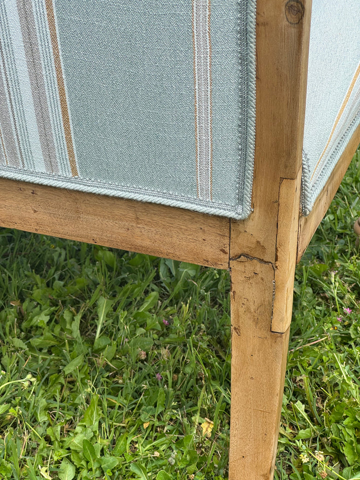 Coppia di poltrone francesi in legno chiaro con rivestimento a righe azzurro e beige