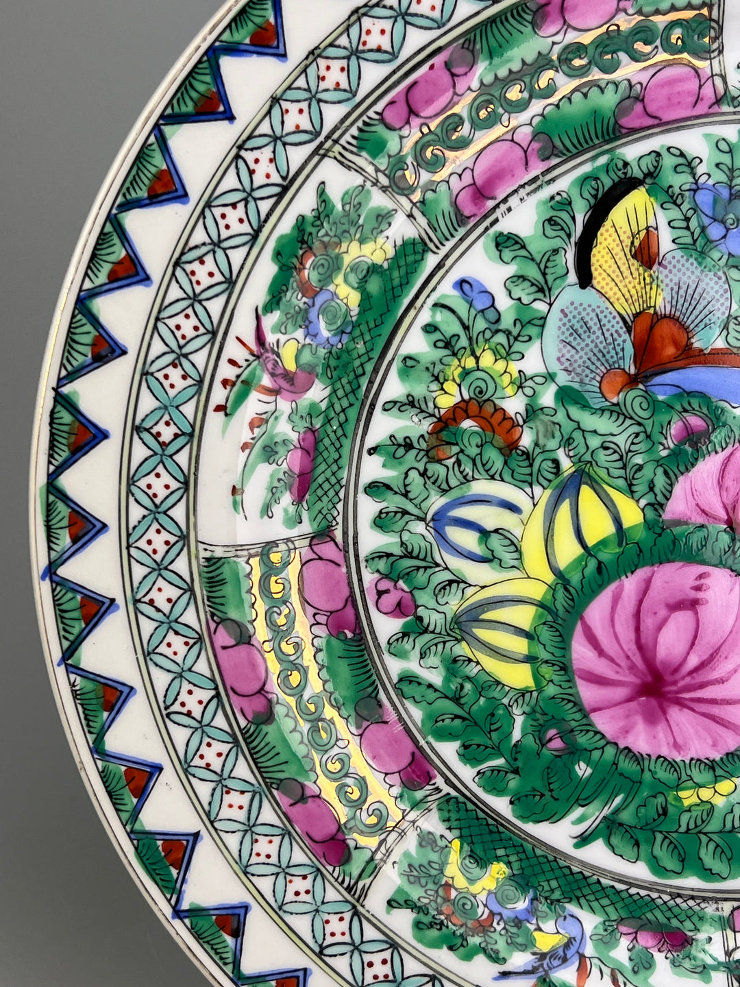 Piatto in porcellana cinese decorato a mano stile "Famille Rose"