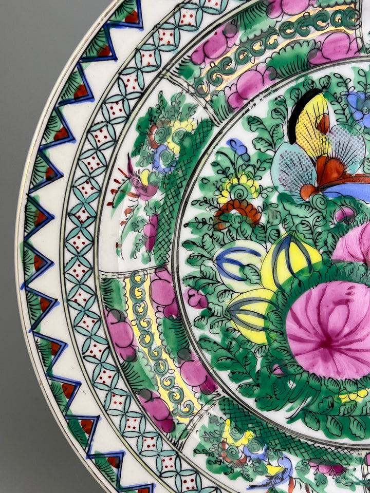 Piatto in porcellana cinese decorato a mano stile "Famille Rose"