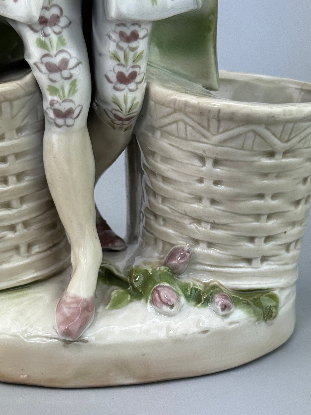 Statua portapenne portafiori in ceramica smaltata Figura galante