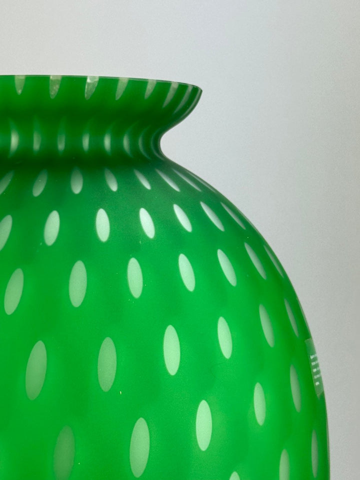 Vaso in vetro di Murano verde smeraldo a pois bianchi soffiato a mano anni ’70