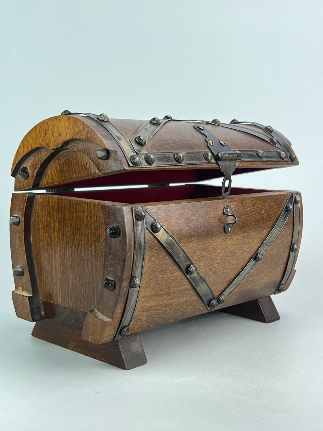 Bauletto vintage in legno e metallo con interno in velluto rosso