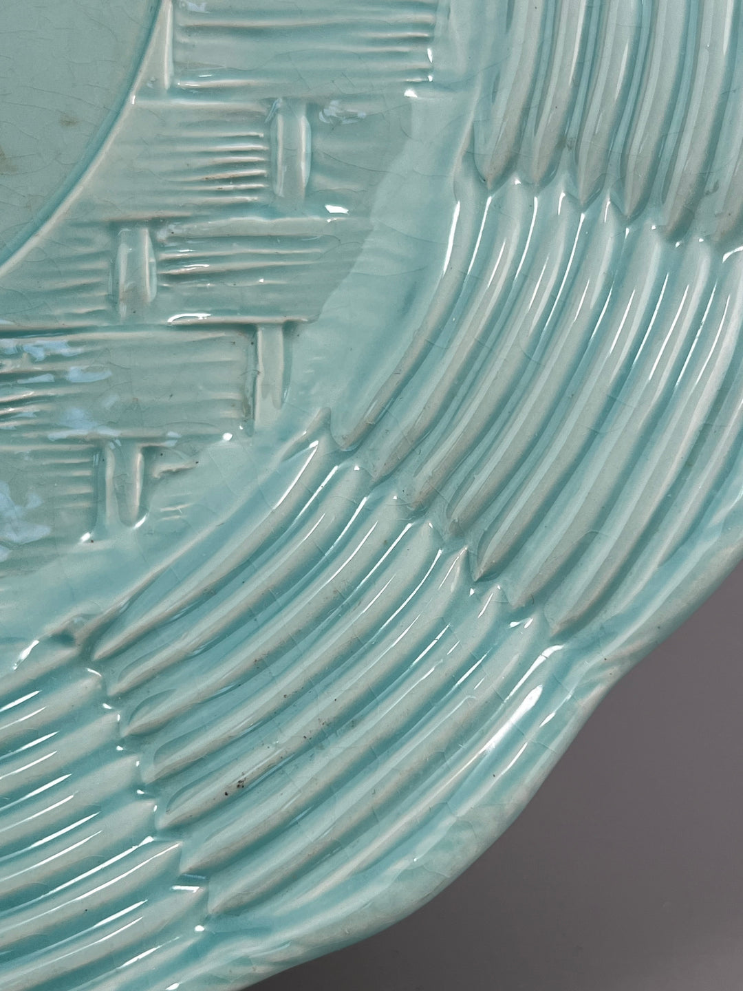 Piatto decorativo in ceramica azzurra con fragole in rilievo