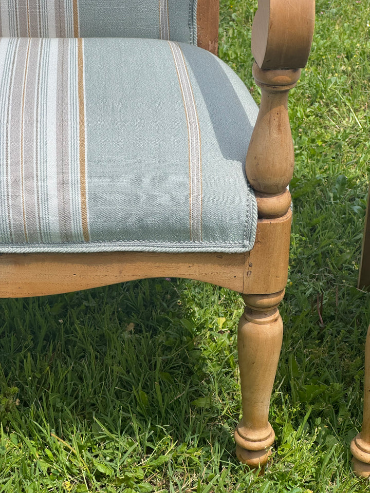 Coppia di poltrone francesi in legno chiaro con rivestimento a righe azzurro e beige