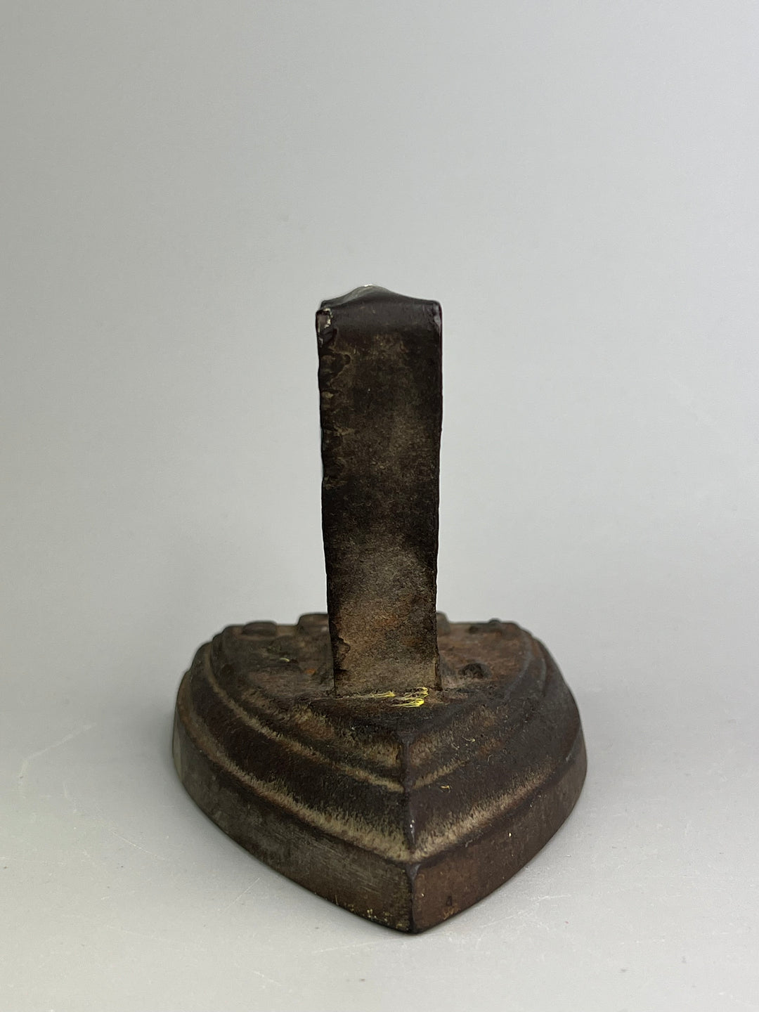 Ferro da stiro antico in ghisa