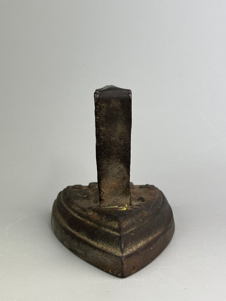 Ferro da stiro antico in ghisa