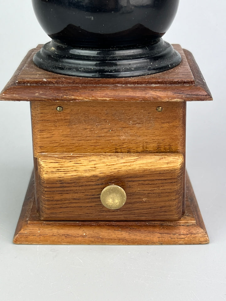 Macinacaffè vintage in legno e metallo in stile tradizionale