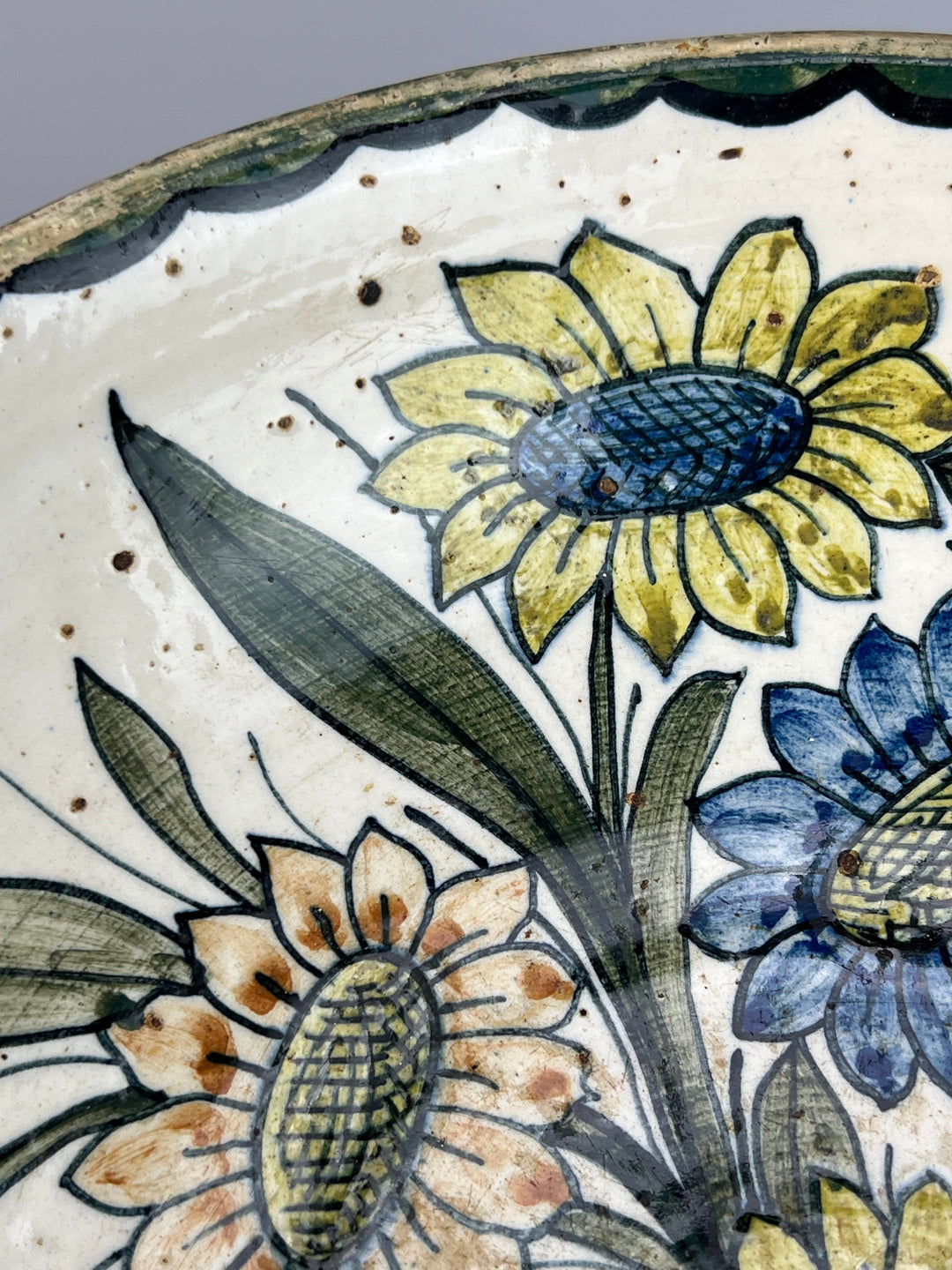 Centrotavola ceramica decoro floreale dipinto