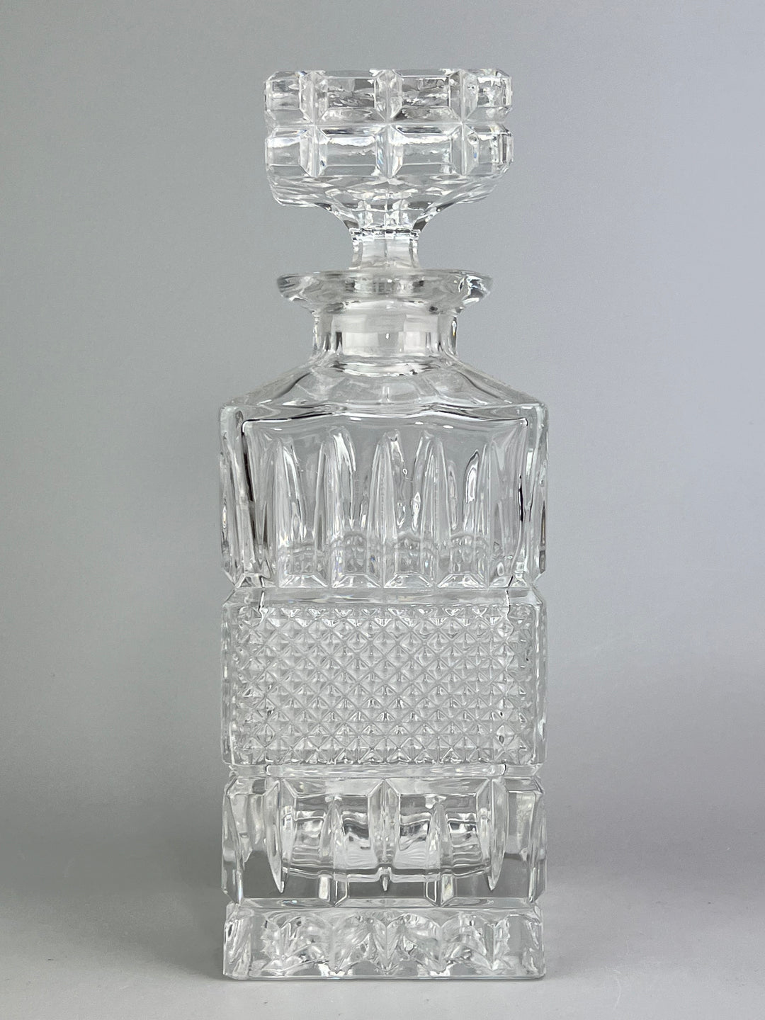 Bottiglia in cristallo molato con tappo design geometrico