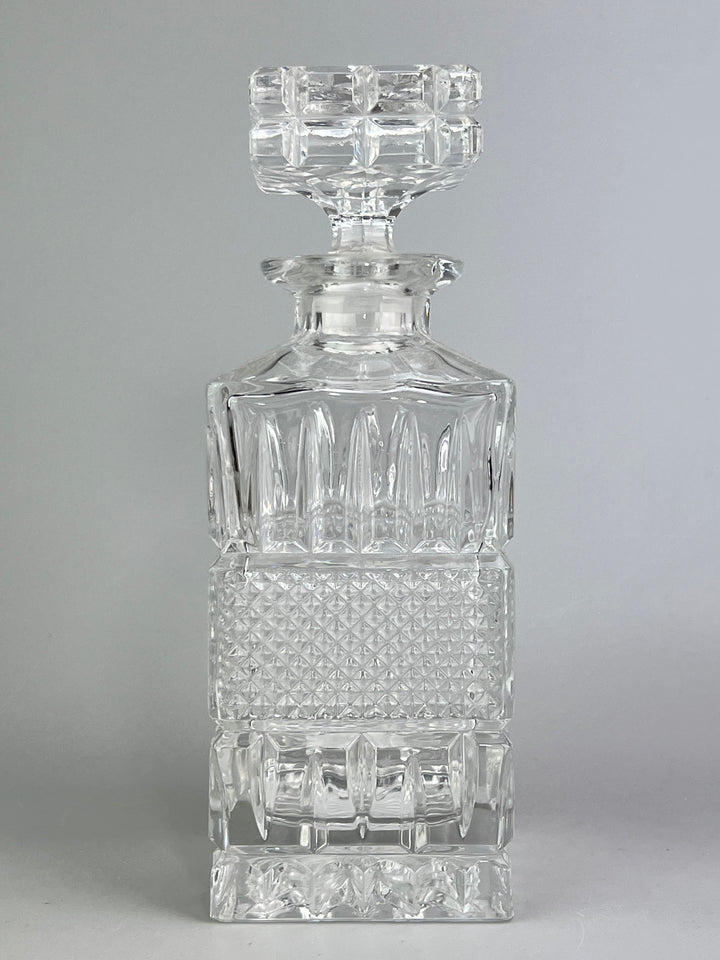 Bottiglia in cristallo molato con tappo design geometrico