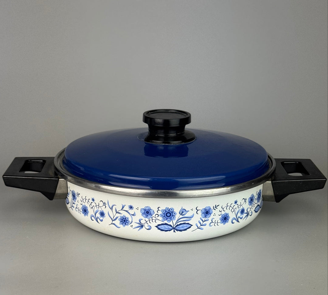 Set pentole vintage smaltate bianche e blu con decorazione floreale