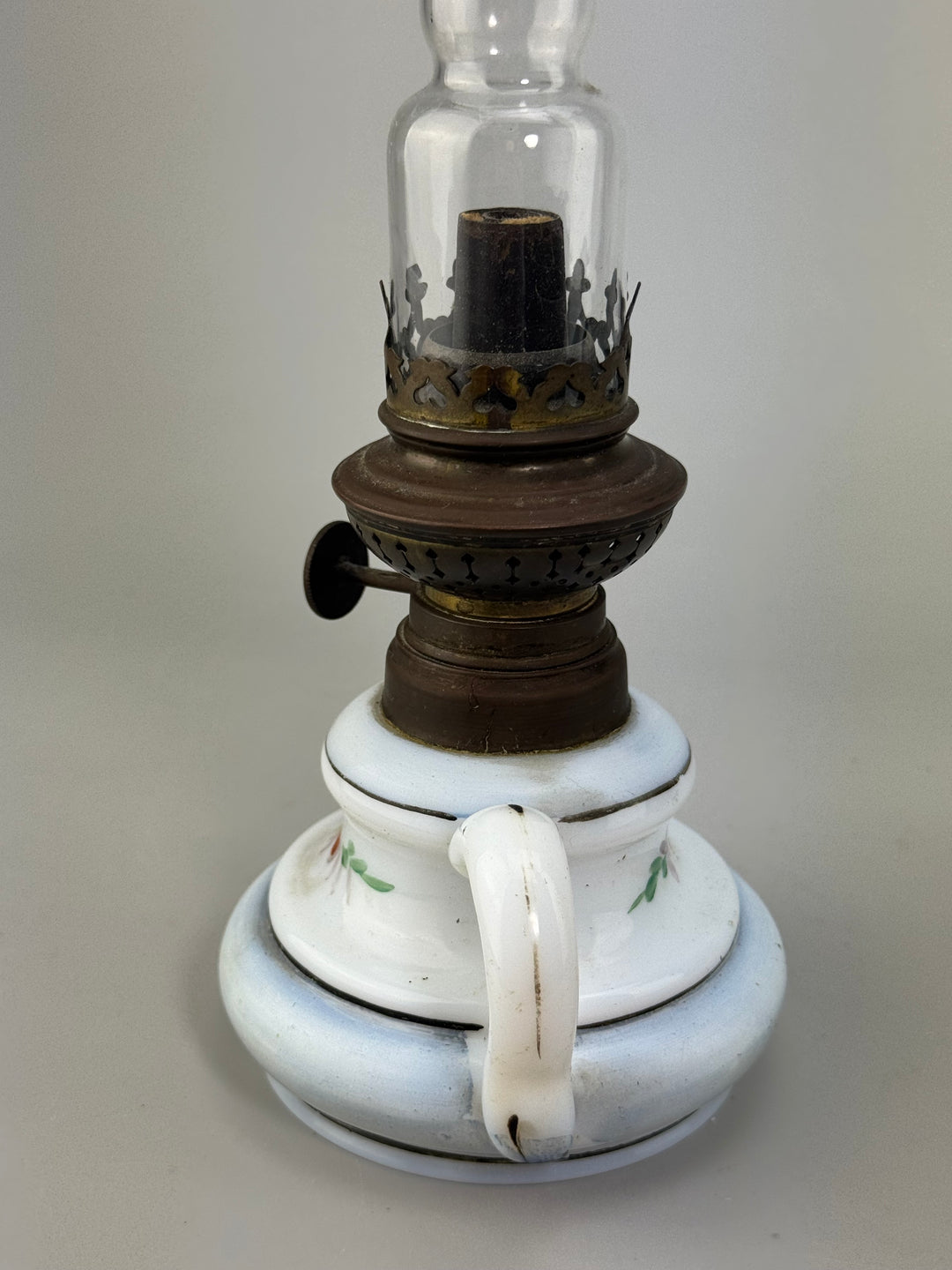 Lampada ad olio in vetro opalino decorato