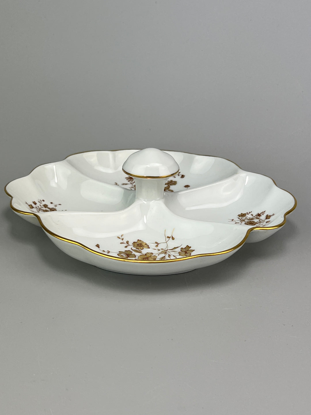 Piatto in porcellana Limoges con decoro dorato