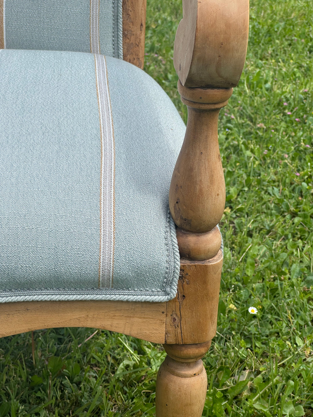 Coppia di poltrone francesi in legno chiaro con rivestimento a righe azzurro e beige