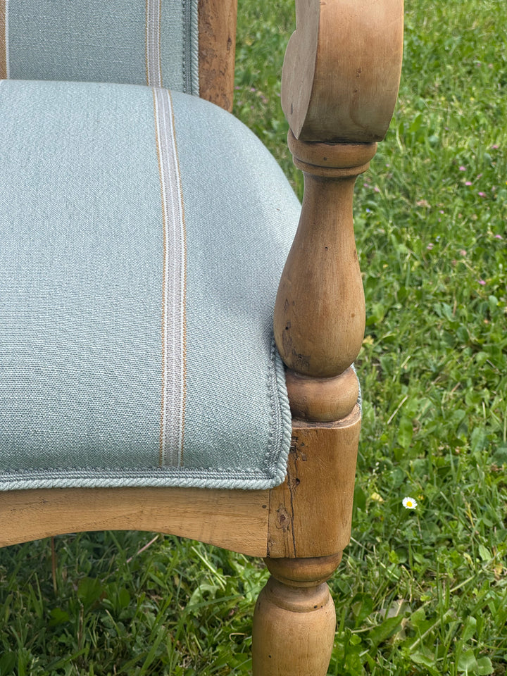 Coppia di poltrone francesi in legno chiaro con rivestimento a righe azzurro e beige