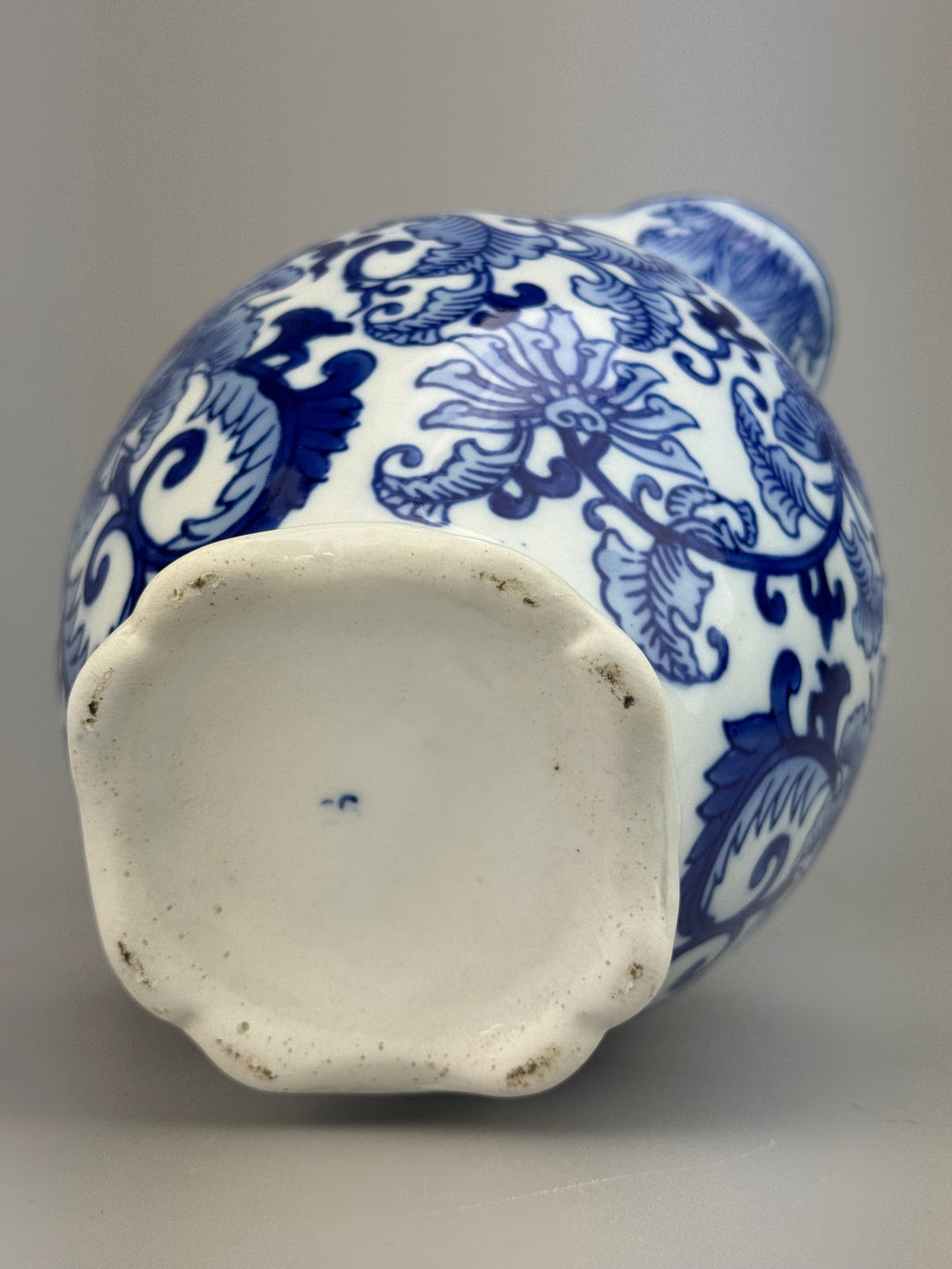 Brocca vintage in ceramica bianca e blu con decoro floreale