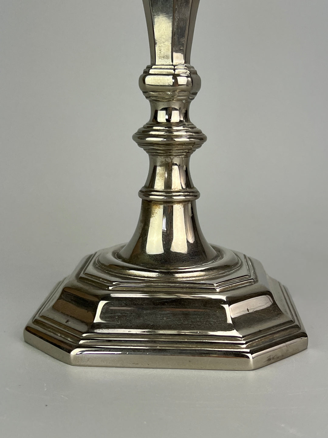 Coppia di Portacandele in Silverplated – Stile Classico a Base Ottagonale