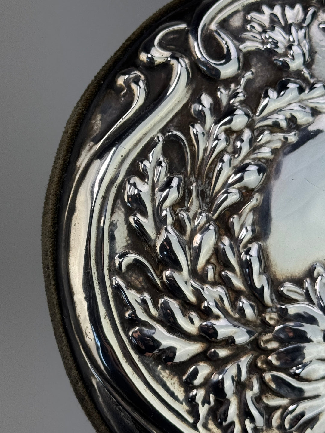 Specchietto da mano in argento cesellato decoro floreale Liberty