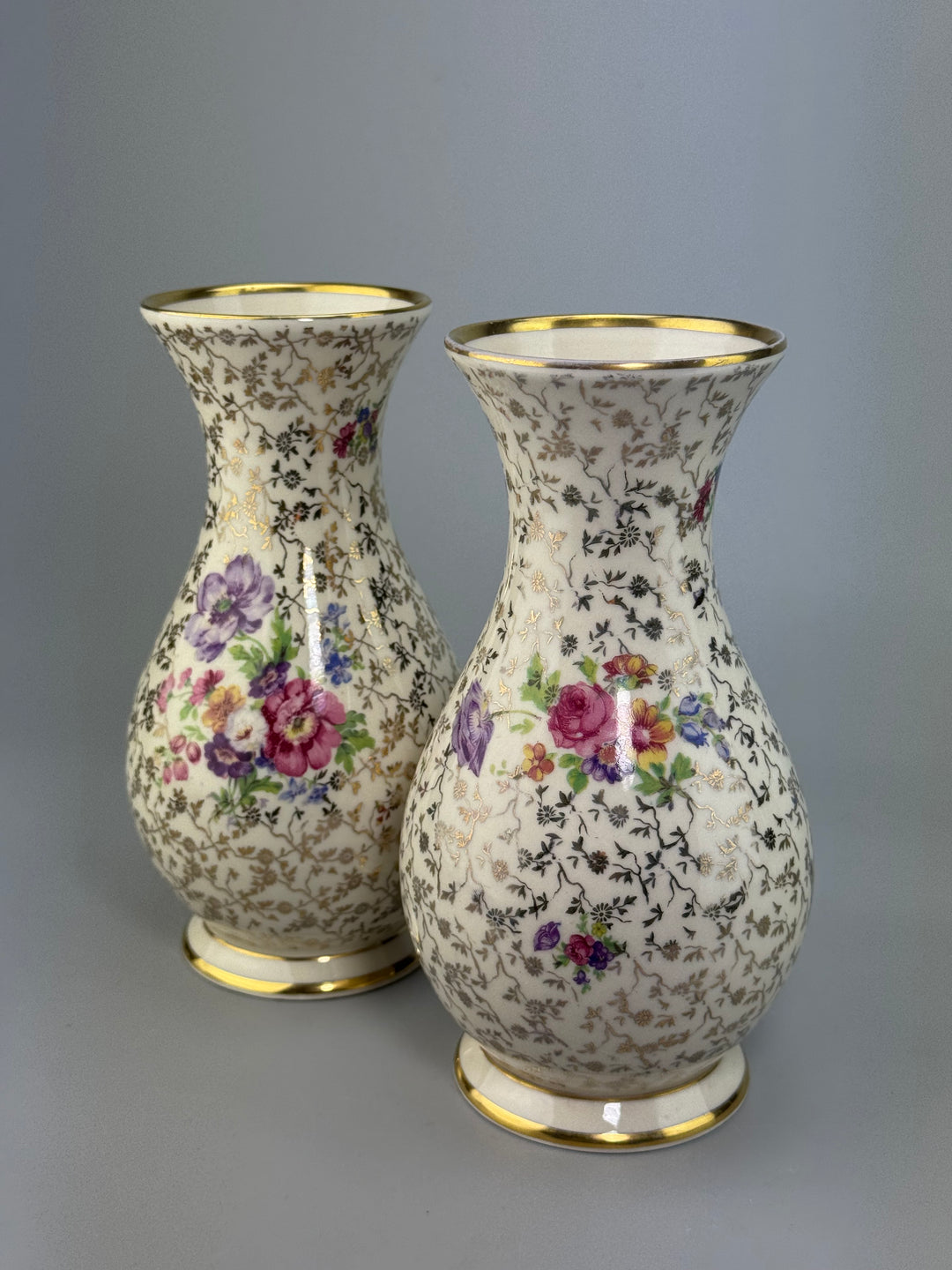Coppia di vasi in porcellana Bavaria decorata con fiori e bordo dorato