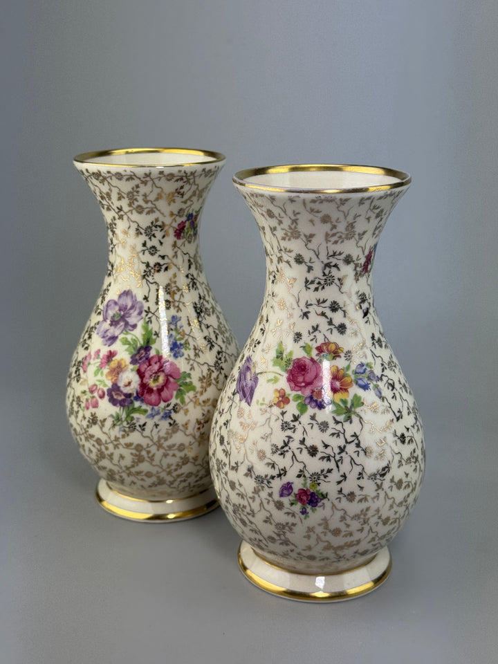 Coppia di vasi in porcellana Bavaria decorata con fiori e bordo dorato