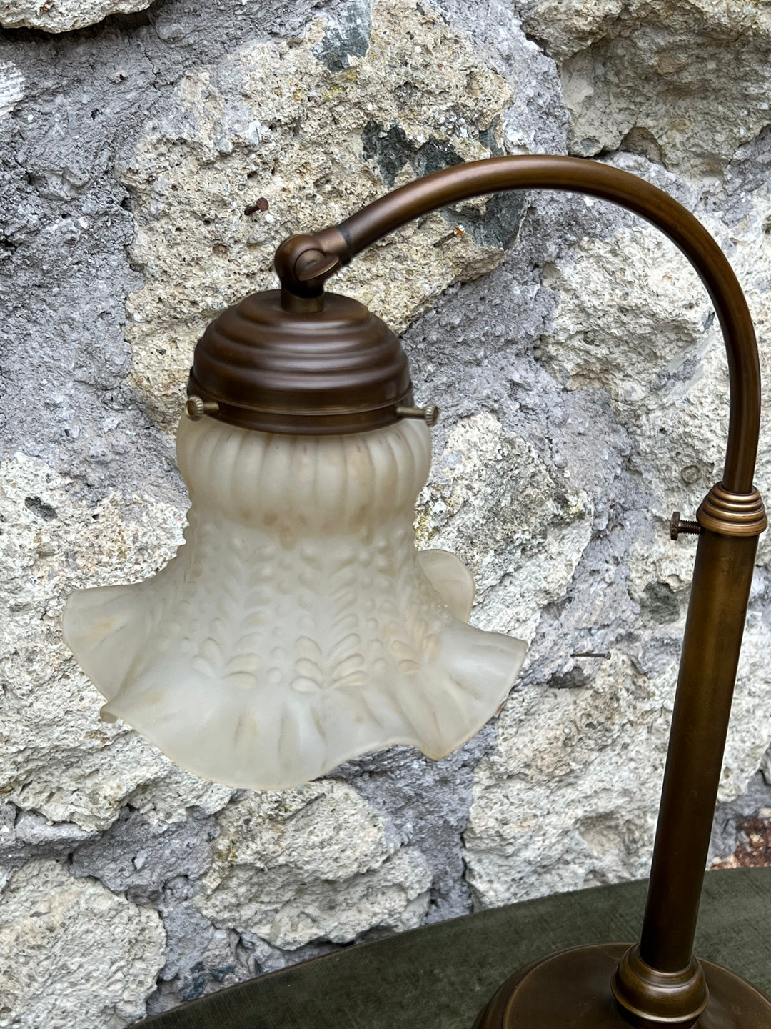 Lampada da Tavolo Regolabile in Ottone – Paralume in Vetro Satinato, Vintage