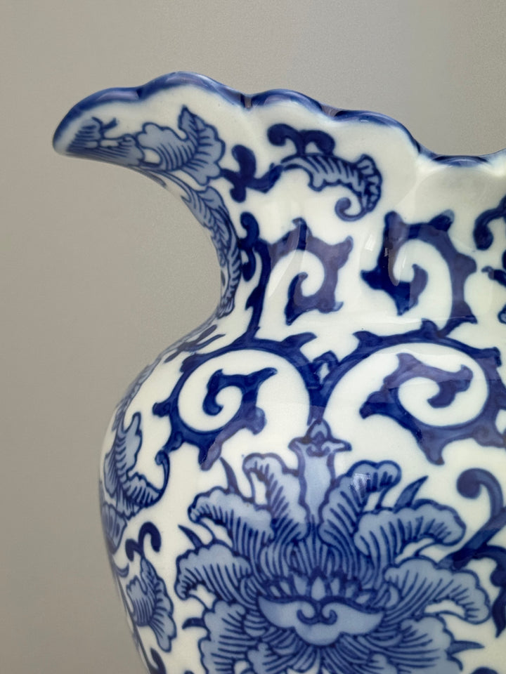 Brocca vintage in ceramica bianca e blu con decoro floreale