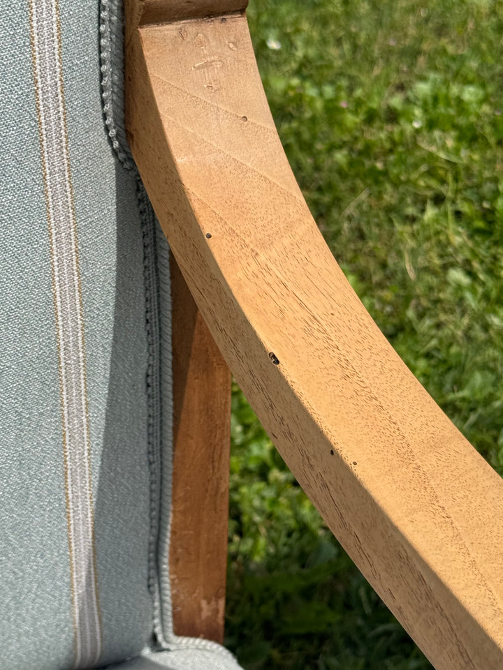 Coppia di poltrone francesi in legno chiaro con rivestimento a righe azzurro e beige