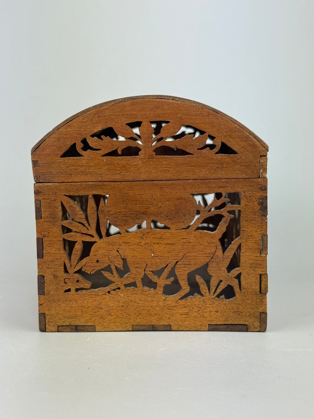 Scatola in legno intagliato traforato vintage