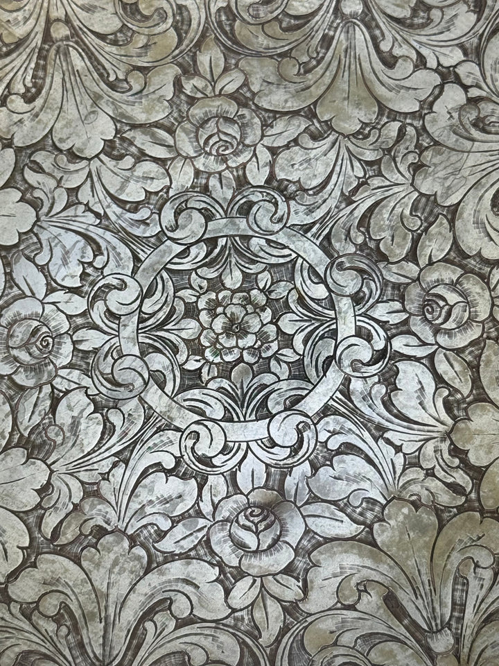 Centrotavola in metallo dorato con decoro floreale inciso vintage
