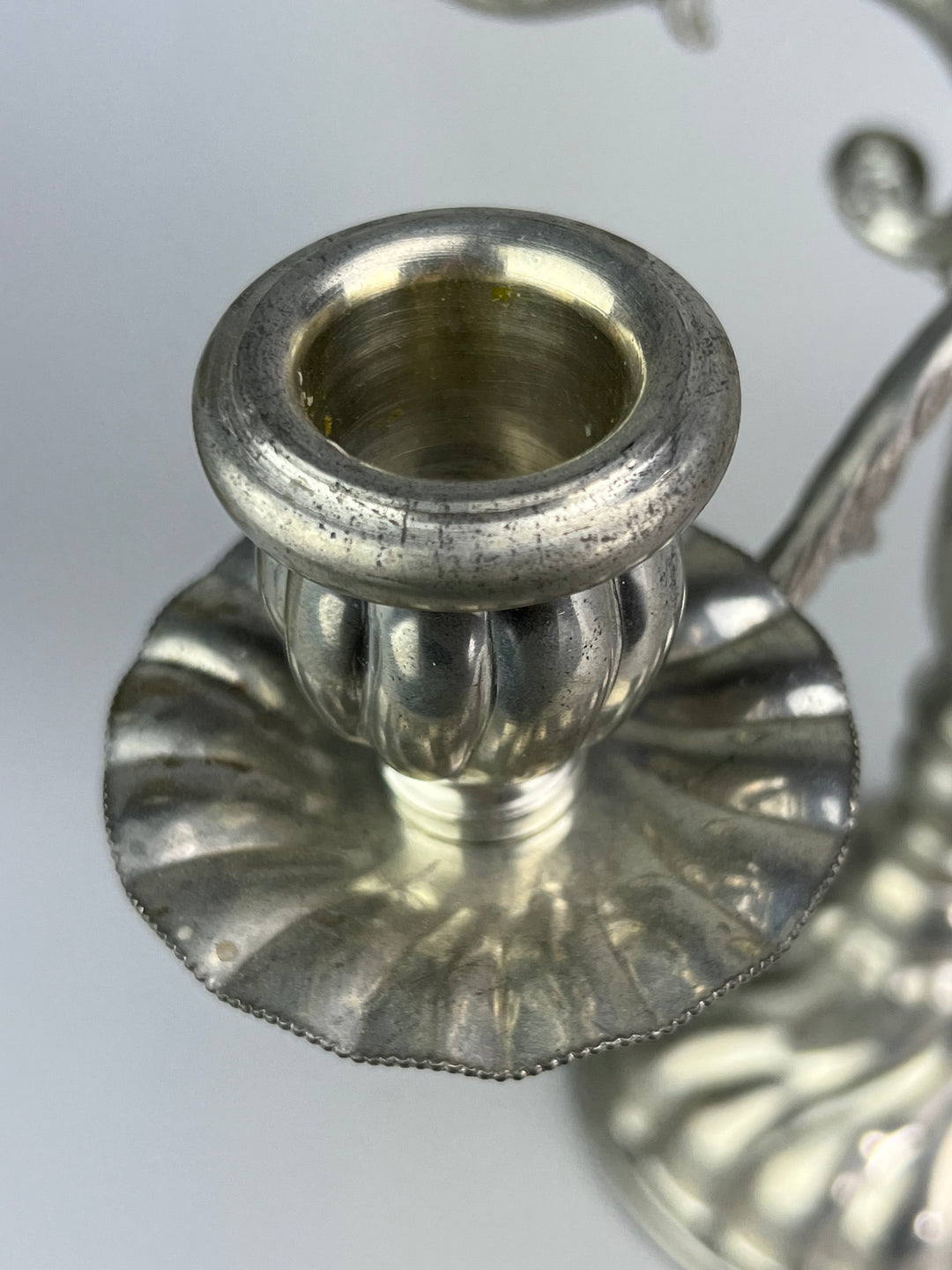 Coppia di candelabri in peltro a 5 bracci stile classico