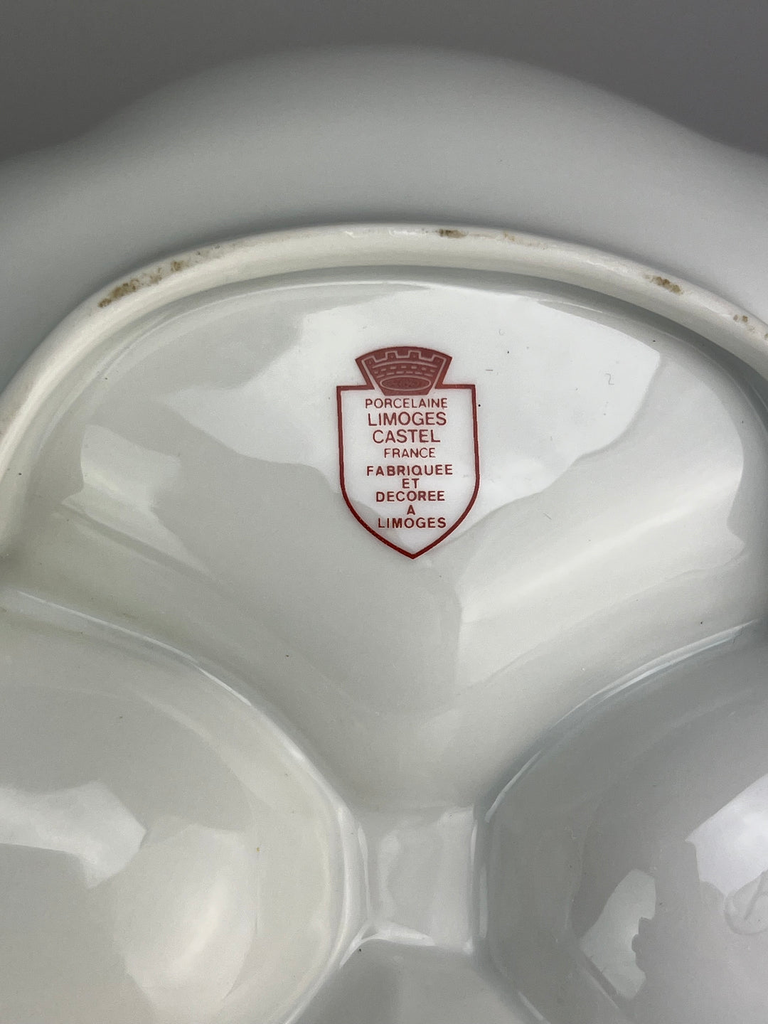 Piatto in porcellana Limoges con decoro dorato