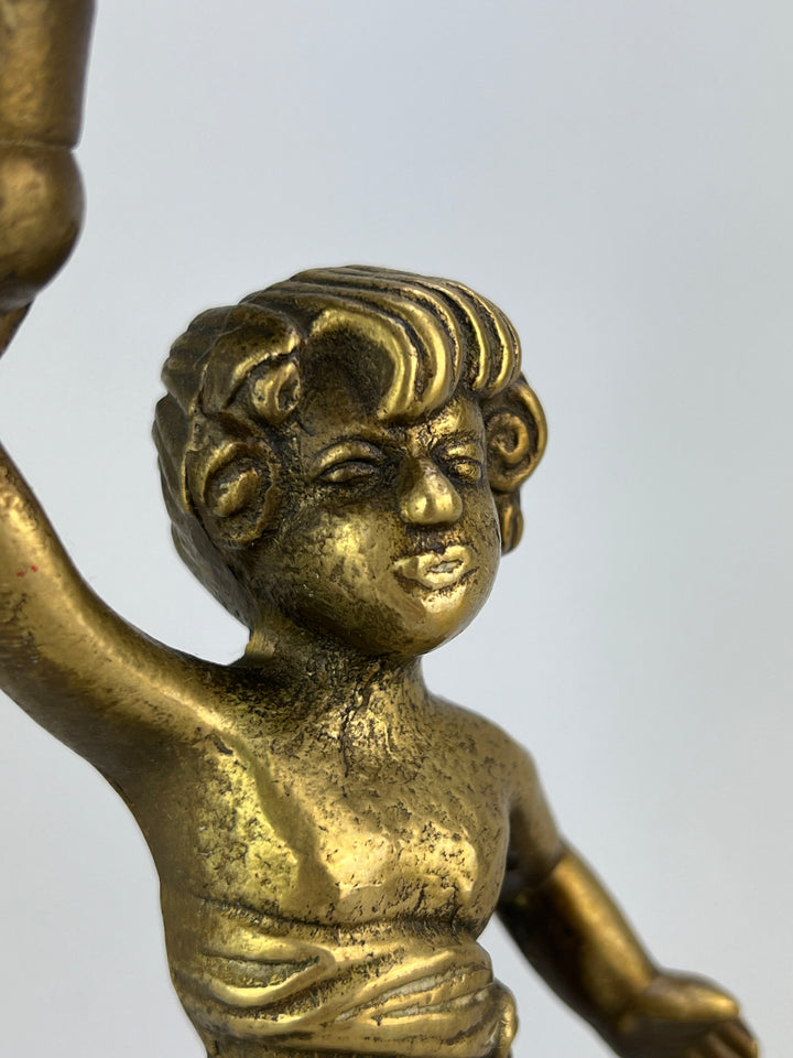 Coppia di putti portacandela in ottone dorato