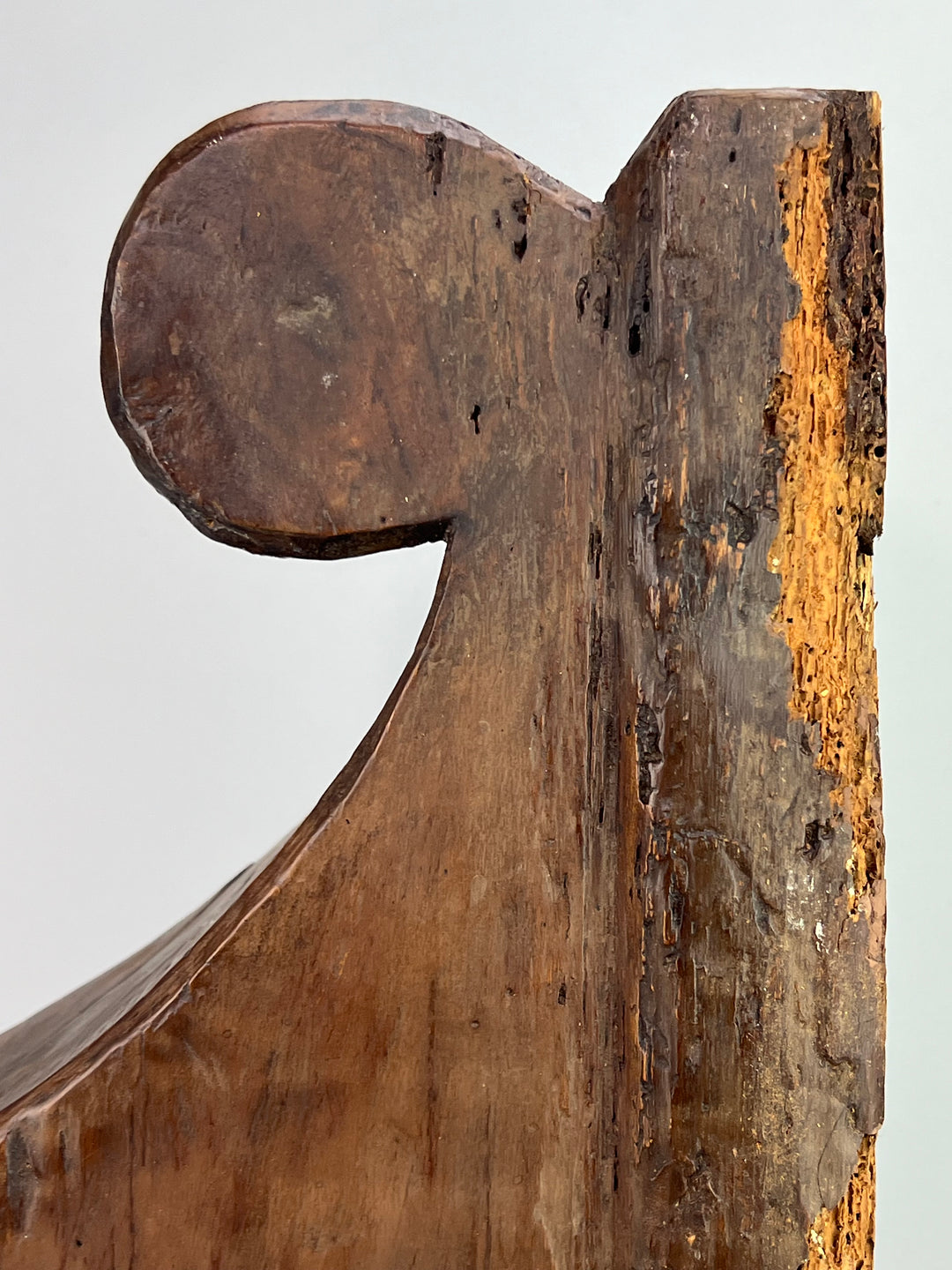 Coppia di capitelli in legno intagliati a mano elementi architettonici antichi