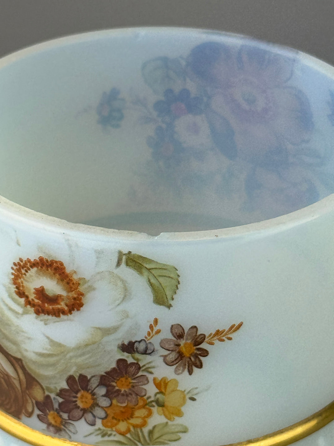 Porta bon bon vintage in vetro opalino bianco con decoro floreale