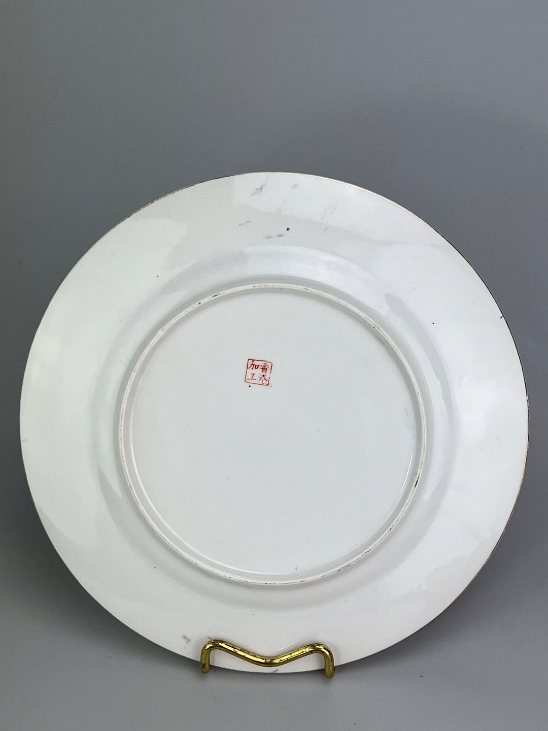 Piatto in porcellana cinese decorato a mano stile "Famille Rose"